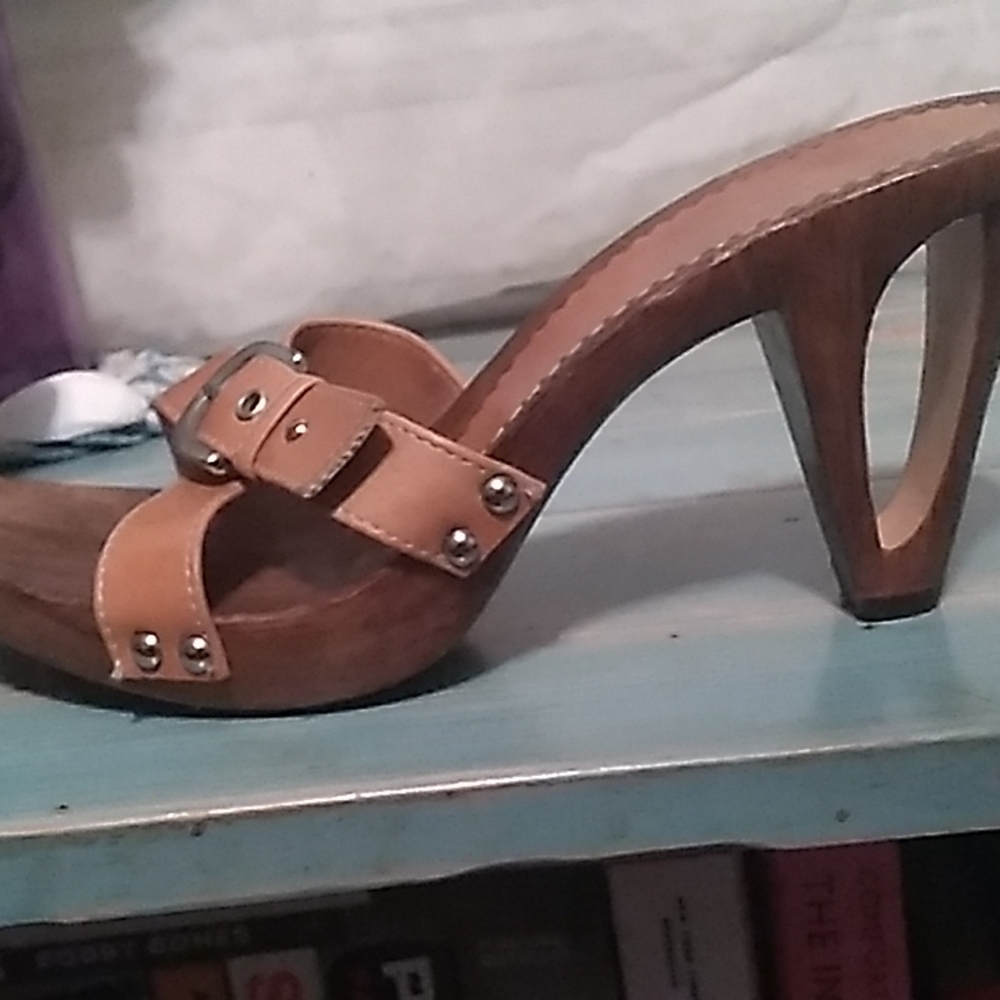 Contesa, by Italian shoemaker size 7, wood Tam leather straps buckle.